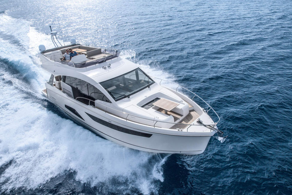 Sealine F530: Elegance and Modular Design in a Flybridge Cruiser